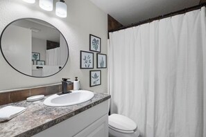 Secador de pelo, toallas y papel higiénico