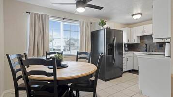 Microondas, horno, parrilla de estufa y lavavajillas