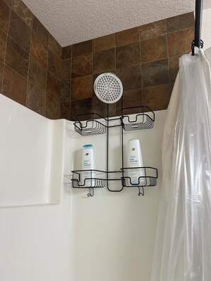 Secador de cabelo, toalhas de banho, papel higiênico 