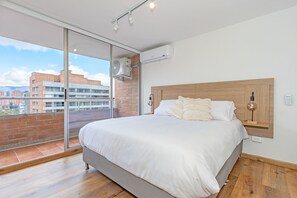 高級公寓, 陽台, 城市景觀 | 1 間臥室、客房內保險箱、書桌、筆電工作空間