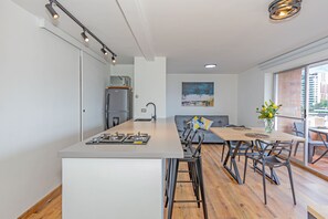 Appartement Supérieur, balcon, vue ville | Cuisine privée