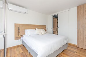 Superior appartement, balkon, uitzicht op stad | 1 slaapkamer, een kluis op de kamer, een bureau, een laptopwerkplek