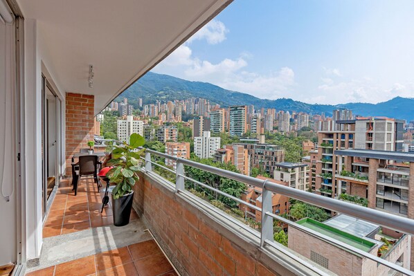 Superior Apartment, Balcony, City View | Balcony - Edificio Torre Pravia (Medellín)