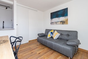 Superior appartement, balkon, uitzicht op stad | Woonruimte | Een 43-inch smart-tv met digitale zenders