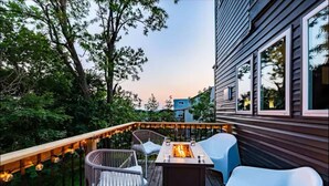 A deck with outdoor seating and a fire feature. - Iconic 3BD Entire House in The Heart Of Pittsburg (Pittsburgh)