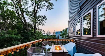 Iconic 3BD Entire House in The Heart Of Pittsburg
