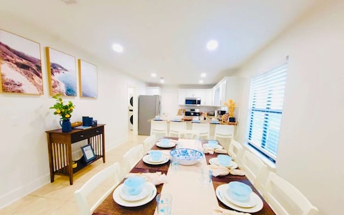 Stunning 4BD Jacuzzi - 4 Min To Beach Panama City