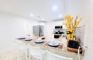 4 habitaciones, escritorio y acceso a internet 