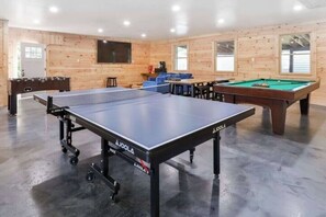 Games room - Perfect Lodge /w Gameroom Center of Hunter MT 10 (Hunter)