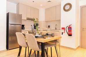 TV - Bloomfields Stylish 1BR in Waters Edge (Abu Dhabi)