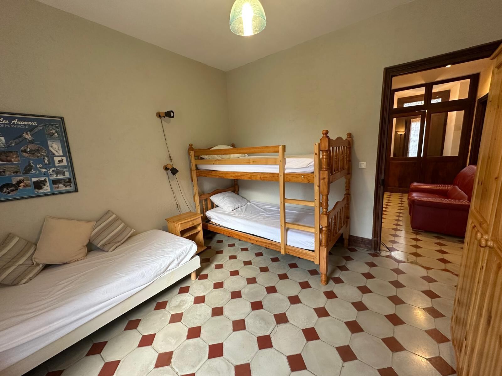 3 slaapkamers, een strijkplank/strijkijzer, reisbedje, gratis wifi