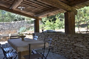 Outdoor dining - Charming farmhouse in the garrigue at Gordes. (Gordes)