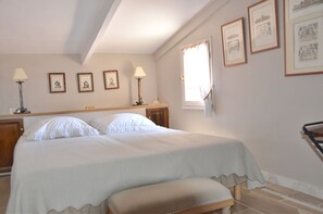 4 bedrooms, iron/ironing board, WiFi, bed sheets - Charming farmhouse in the garrigue at Gordes. (Gordes)