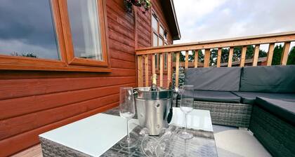 Stunning 3 Bedroom Lodge With Hot Tub in York