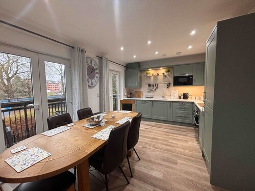 Blue Bridge View - Sleeps 7 With Free Parking