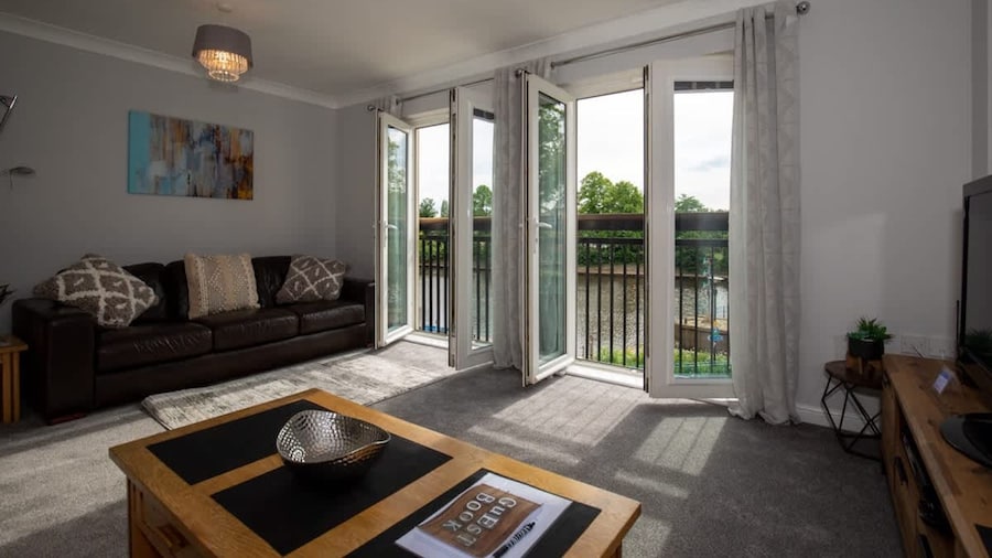 Blue Bridge View - Sleeps 7 With Free Parking