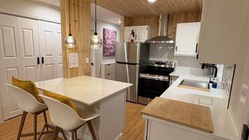 Fridge, oven, stovetop, dishwasher