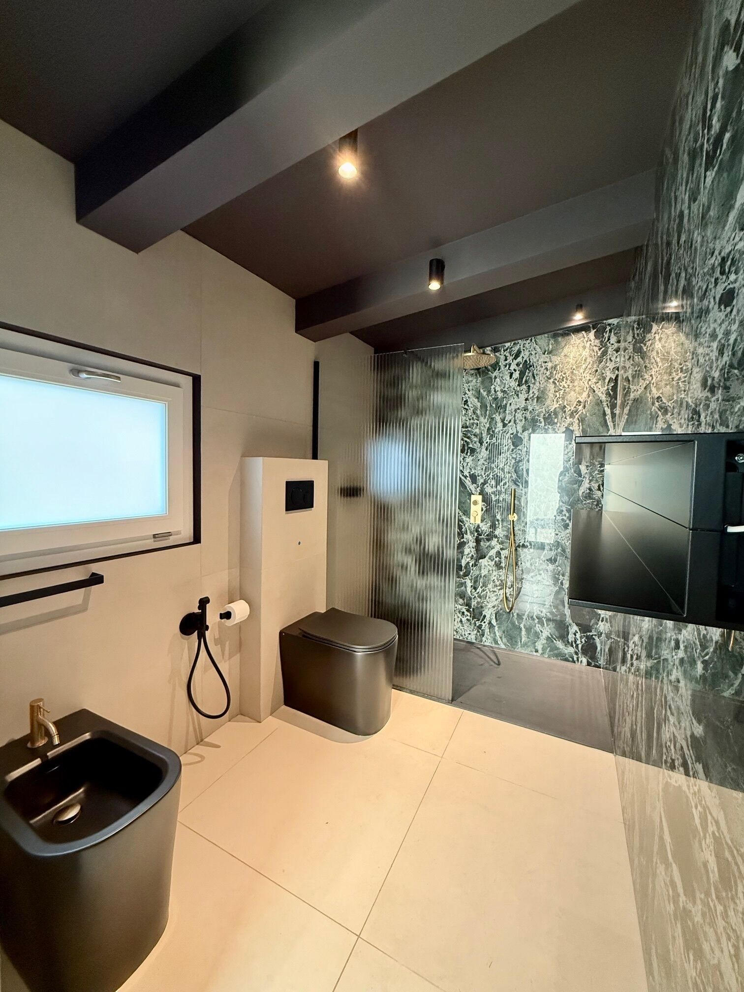 Comfort-Dreibettzimmer, Gartenblick | Badezimmer