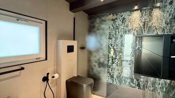 Comfort-Dreibettzimmer, Gartenblick | Badezimmer