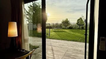 Comfort-Dreibettzimmer, Gartenblick | Terrasse/Patio