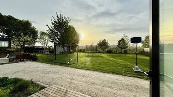 Comfort-Dreibettzimmer, Gartenblick | Terrasse/Patio