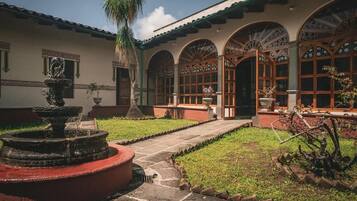 Habitación, vista al jardín | Terraza o patio