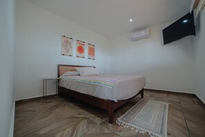 3 bedrooms, desk, iron/ironing board, WiFi