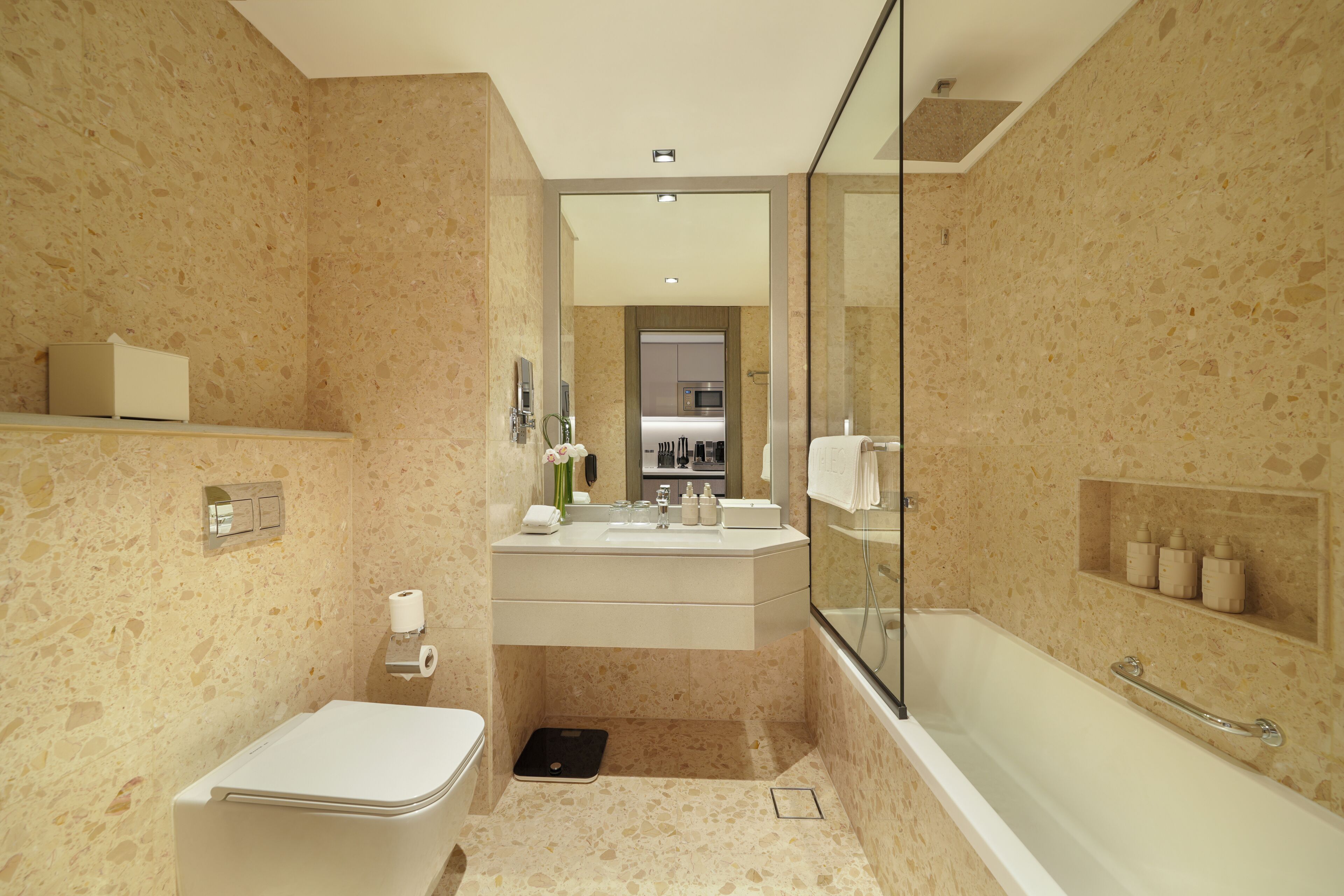 Un baño moderno con inodoro, lavamanos y bañera.