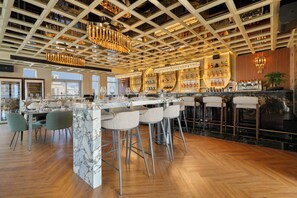 3 bars/lounges, sports bar, rooftop bar -  Mileo Hotel The Palm (Dubai)