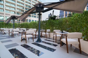 7 間餐廳，供應早餐、午餐和晚餐，當地和國際料理