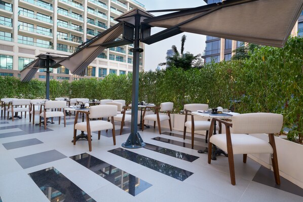 7 restaurantes; se sirven desayunos y cocina local e internacional 