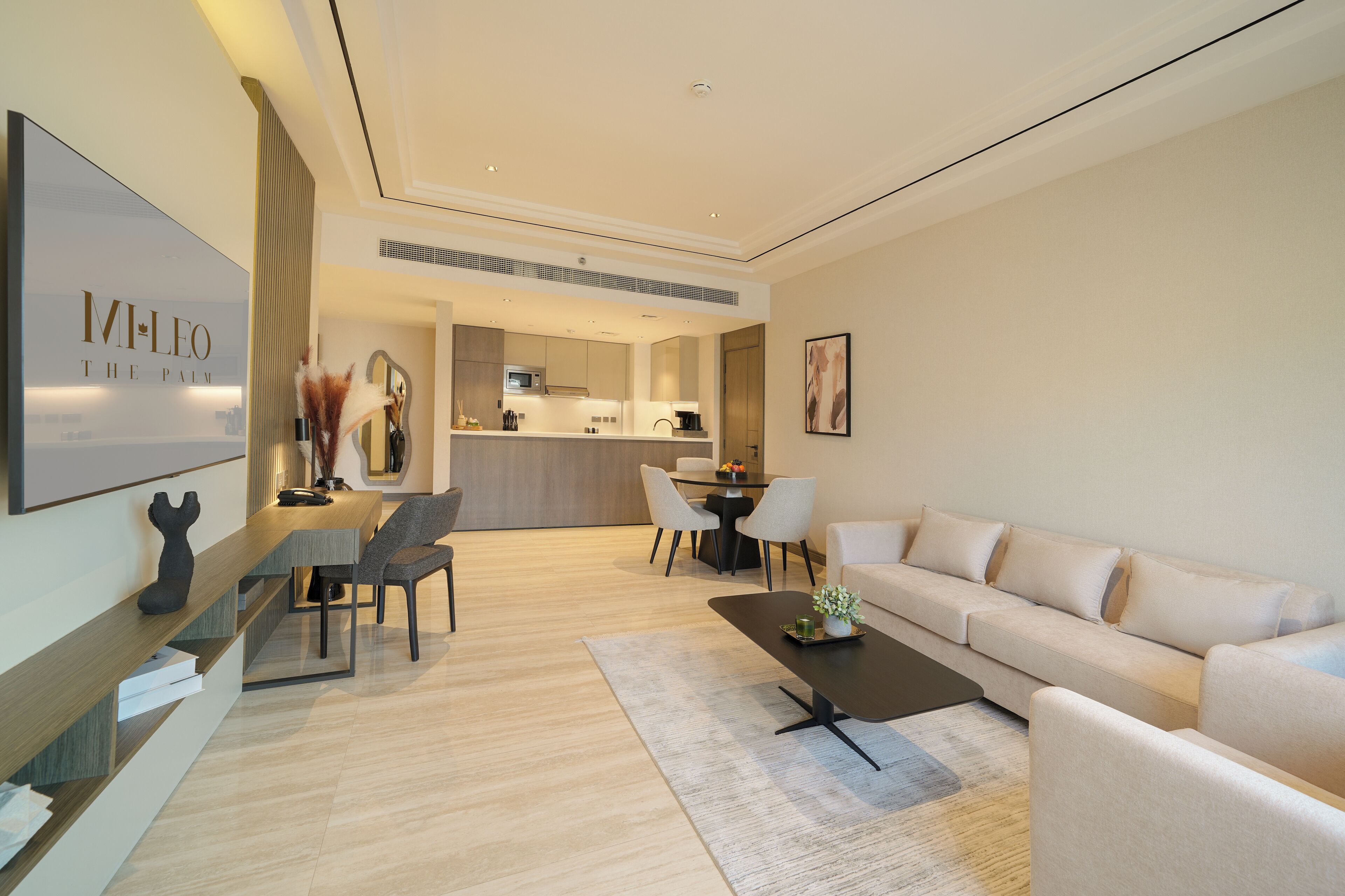 Ein modernes Wohnzimmer mit einer Couch, einem Couchtisch und einem Essbereich mit Stühlen und einem Tisch.