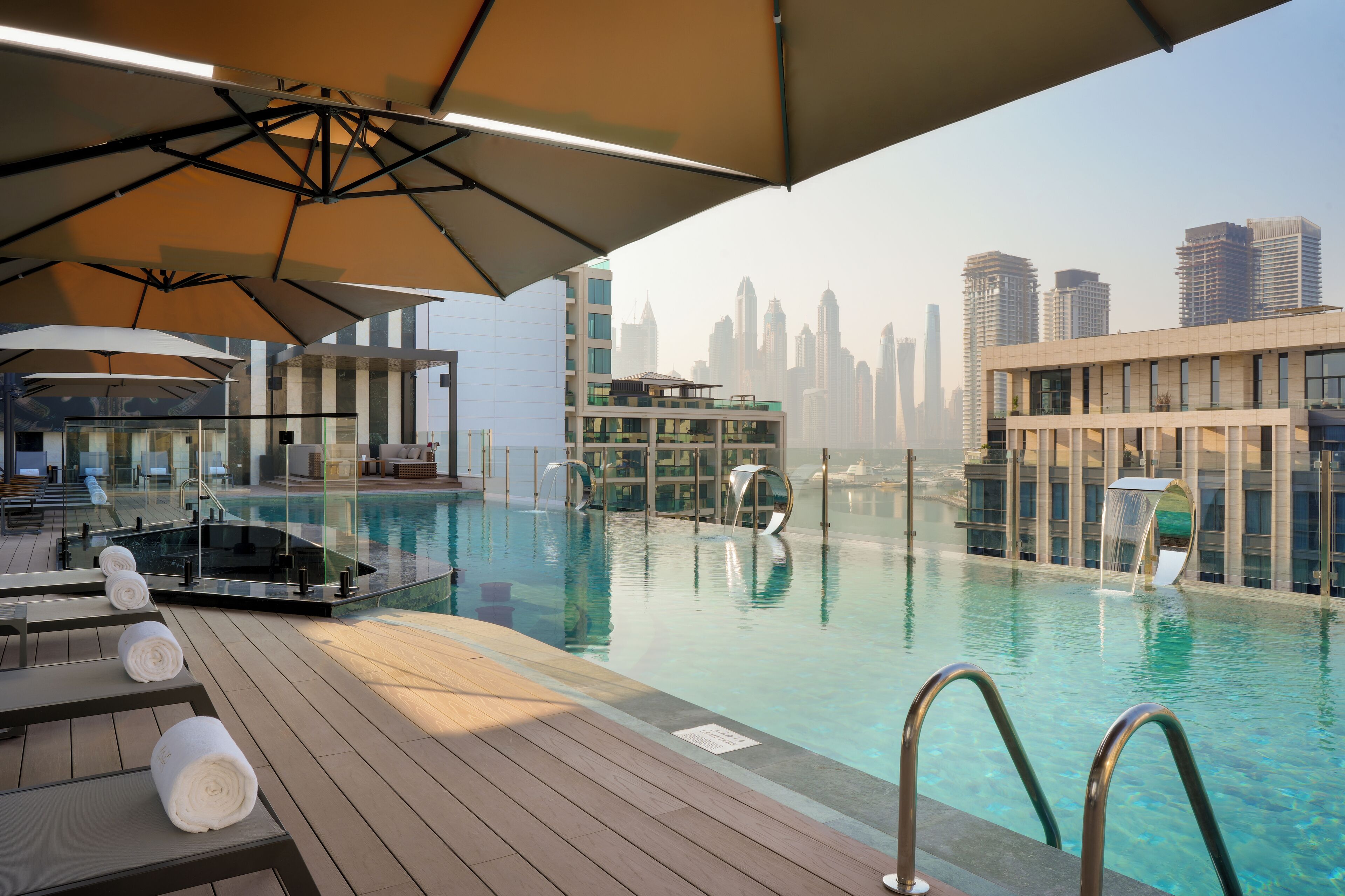 Utendørsbasseng, bassengtelt (mot betaling) og bassengparasoller