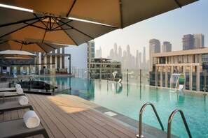 室外游泳池，07:00 至 20:00 开放，收费帐篷屋，池畔遮阳伞