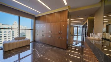 サウナ、スチームサウナ、ボディ トリートメント、アロマテラピー、ホットストーンマッサージ、ディープティシュー マッサージ