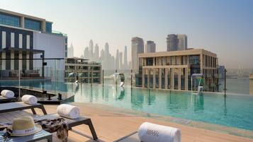 Kolam renang outdoor, dengan cabana (dengan biaya tambahan)
