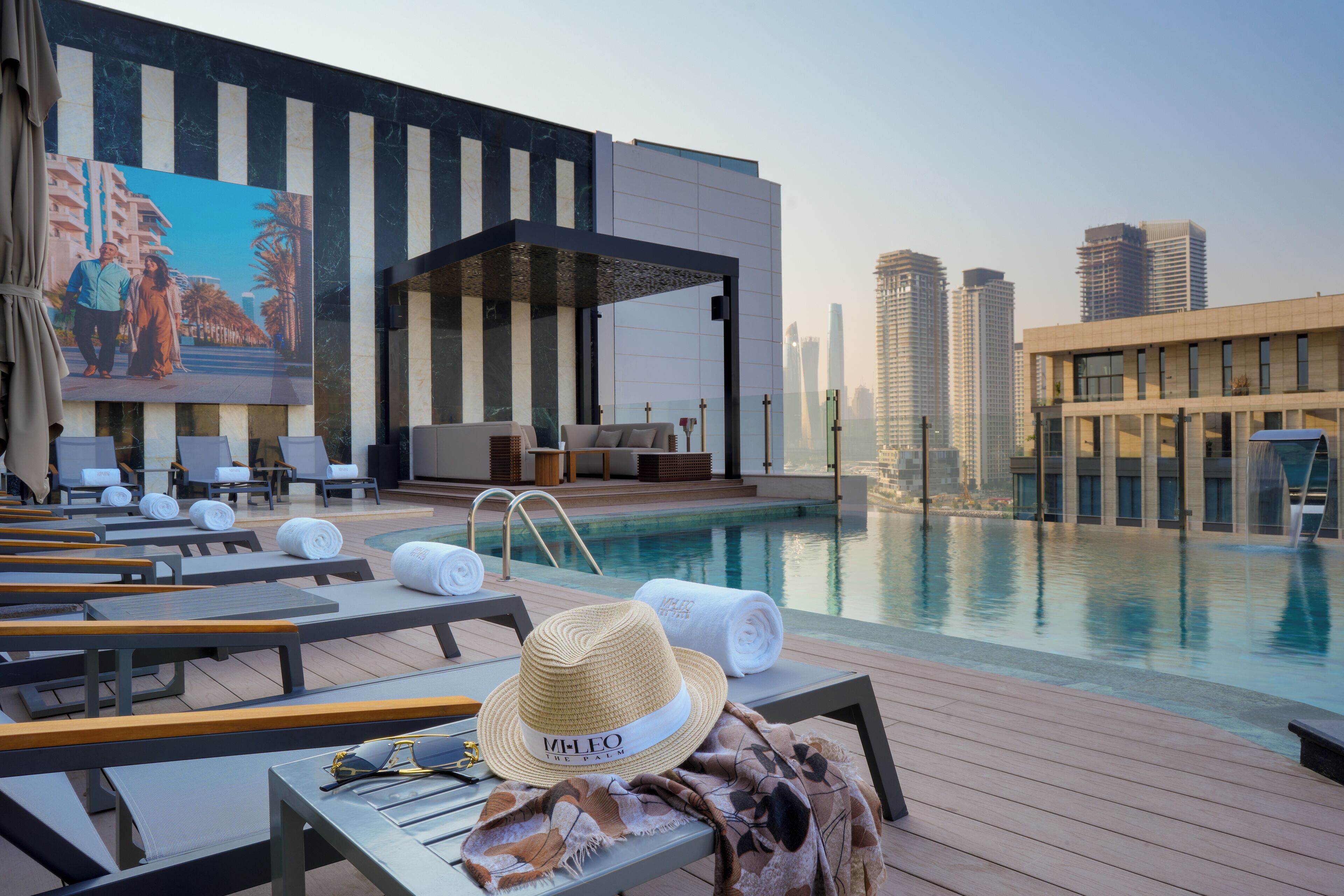 屋外プール、営業時間 7:00 ～ 20:00、カバナ (有料)、プール パラソル