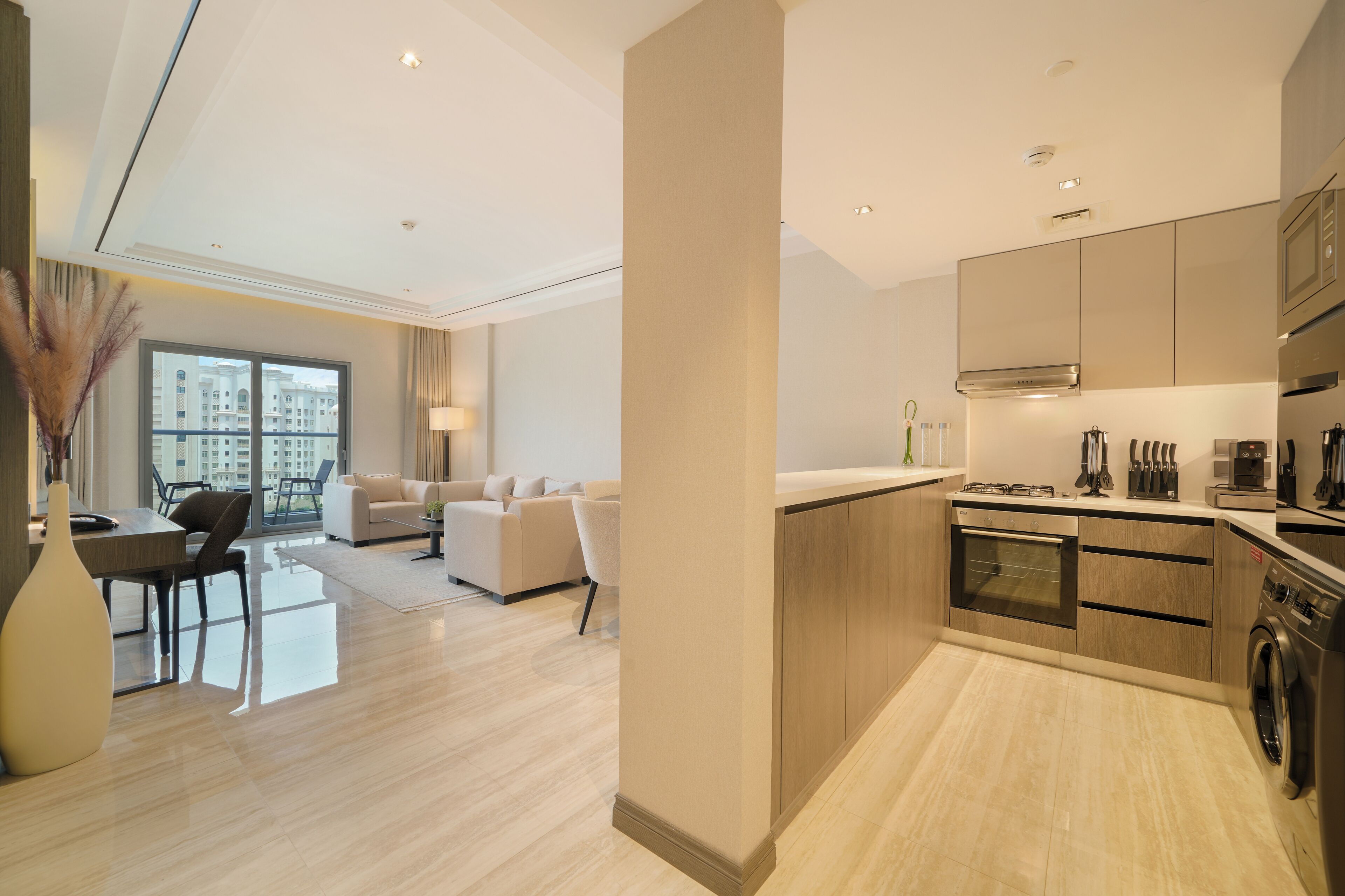 Een modern appartement met een keuken, eetgedeelte en woonkamer.