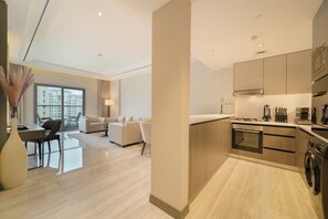 Habitación ejecutiva, 1 habitación, balcón, vista a la ciudad (Free Beach Access) | Cocina privada | Refrigerador, microondas, cafetera de espresso y cafetera y tetera 