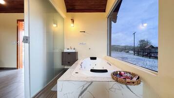 Banheira de hidromassagem, toalhas de banho, sabonete, papel higiênico