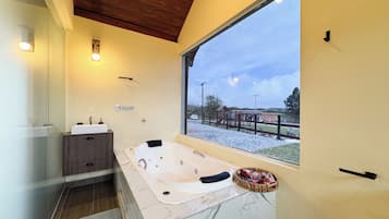 Banheira de hidromassagem, toalhas de banho, sabonete, papel higiênico