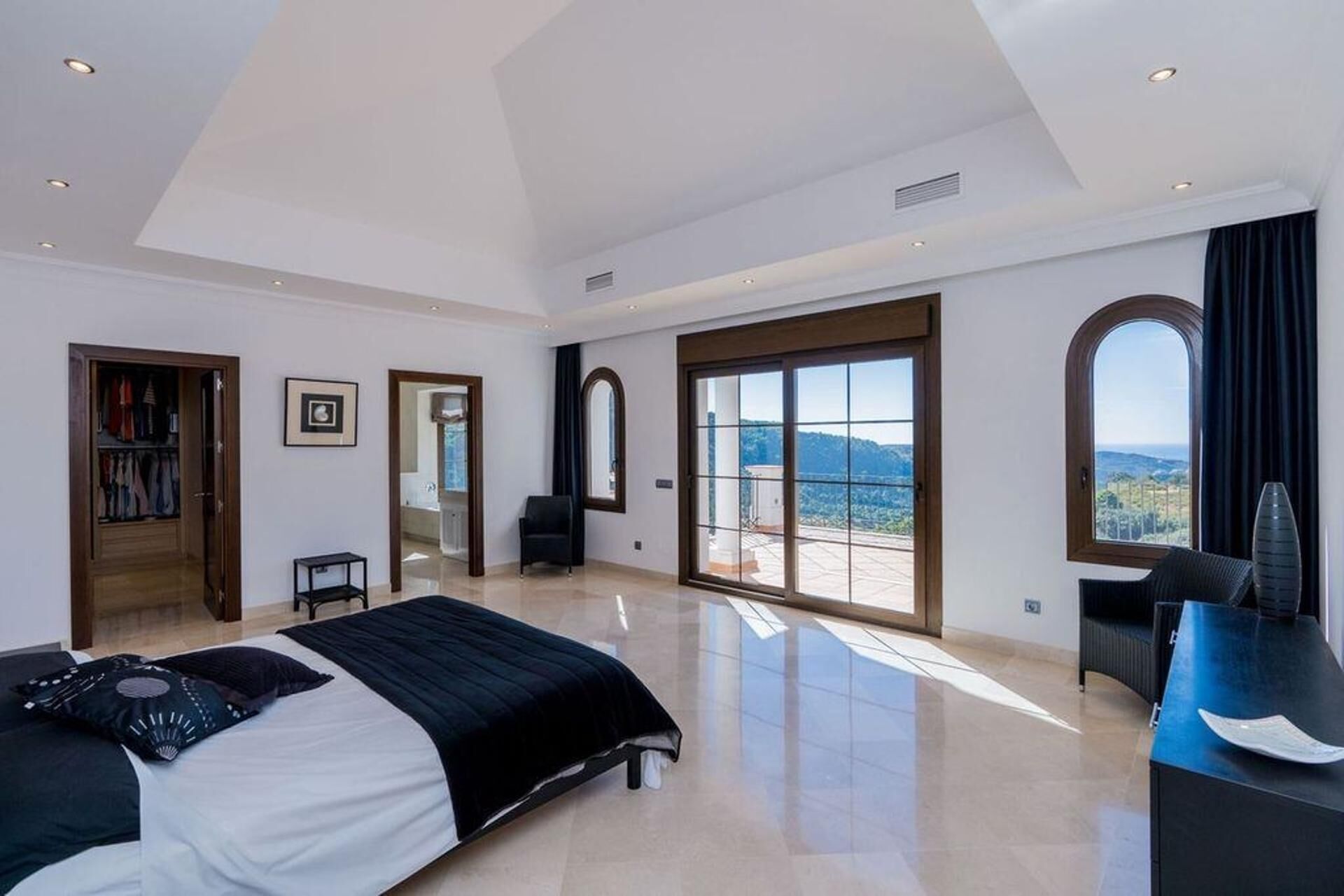 6 bedrooms, free WiFi, bed sheets