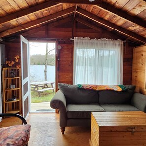 Fernseher, DVD-Player, Bücher, Videothek