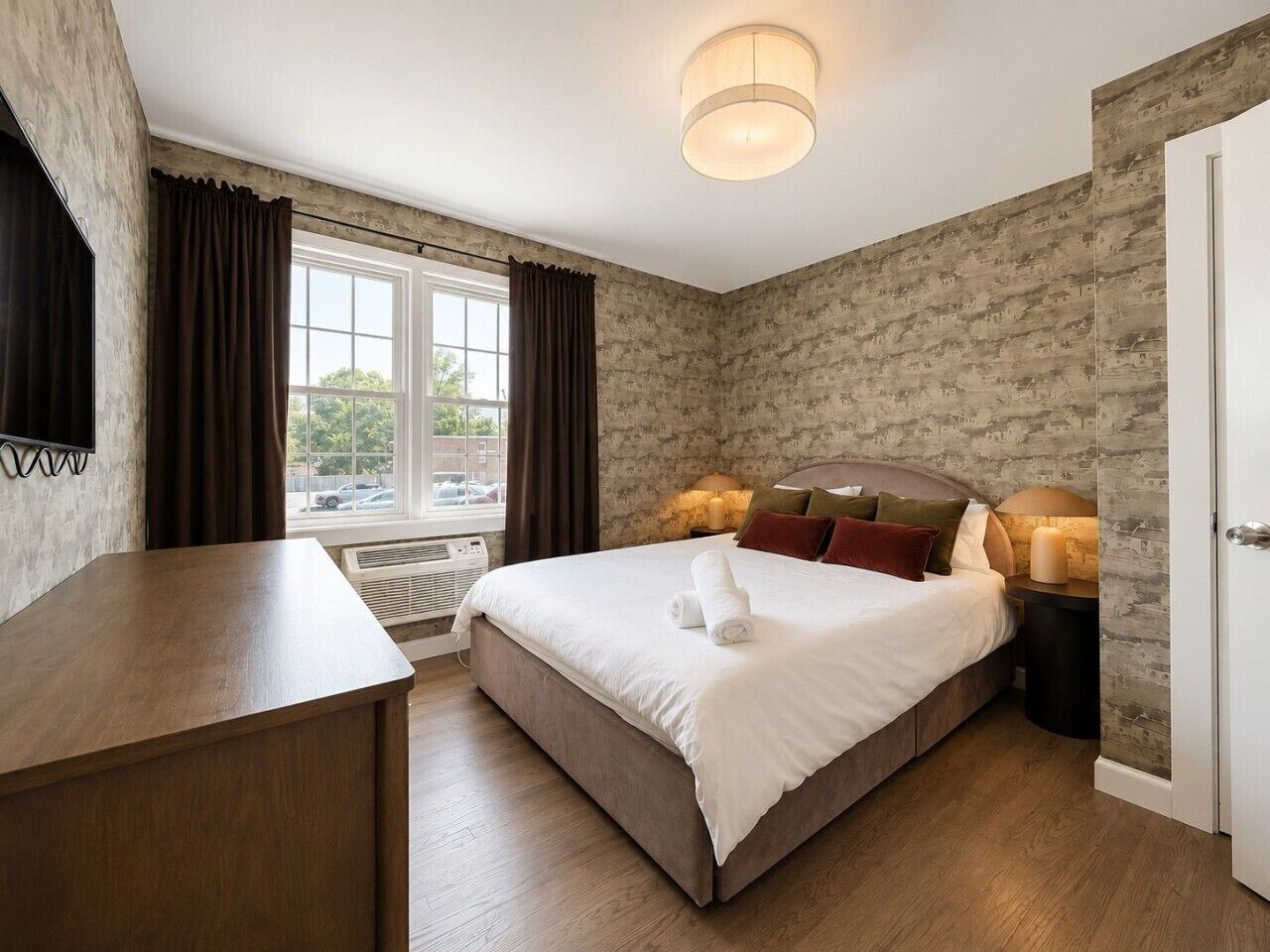 2 bedrooms, desk, iron/ironing board, WiFi