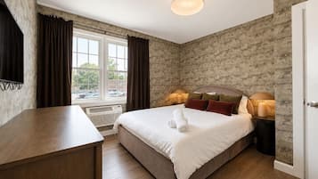 2 bedrooms, desk, iron/ironing board, WiFi