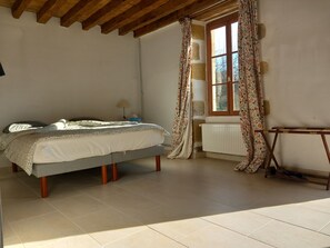 5 bedrooms, iron/ironing board, travel cot, WiFi