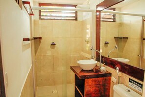 Apartment | Bathroom | Shower, towels, toilet paper - Pousada Pipa Panorama (Tibau do Sul)