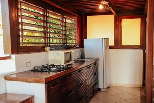 Uma cozinha com micro-ondas, fogão e frigorífico.