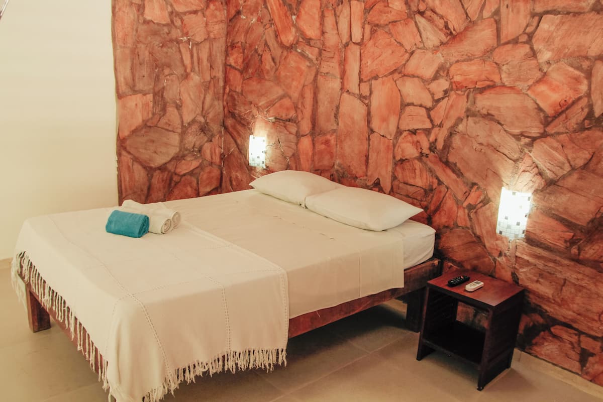 Habitación básica con 2 camas individuales | 1 habitación y wifi gratis