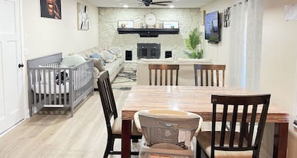 The Luxre Mansion! 12 Guests, Hot Tub, Gym, Fire Pit, Sauna, Crib, Grill, Games